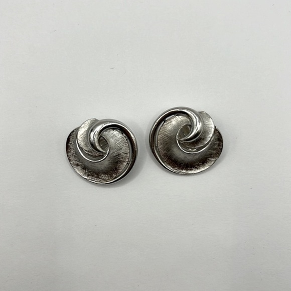 Crown Trifari Estate Silver Matte Silver Plated  Clip On Earrings signed - Picture 6 of 10